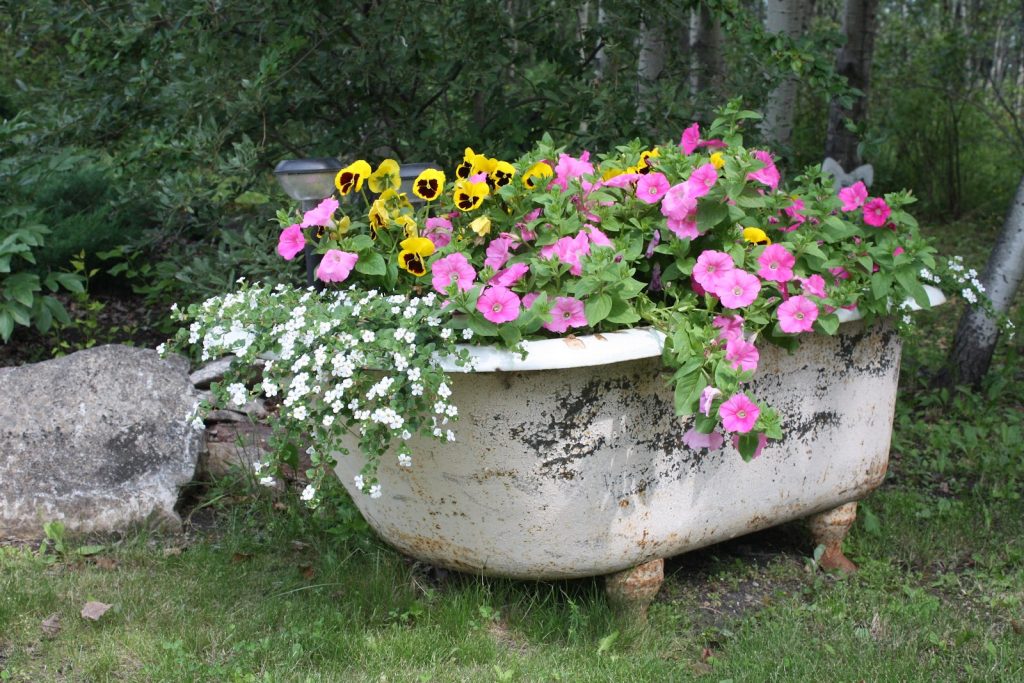 do it yourself landscaping ideas front yard: Use old furniture as decorations