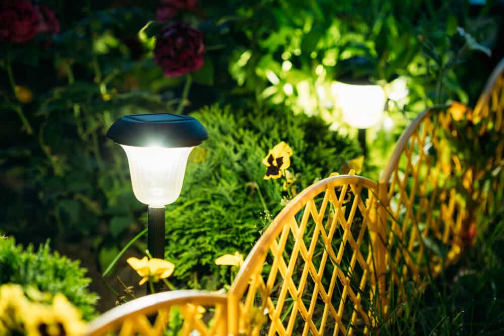 do it yourself landscaping ideas front yard: Use solar powered lights